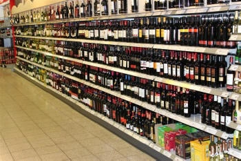 wandständiges Ladenregal mit verstellbaren Böden