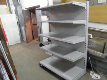 Kleiderregal mit Kleiderbügeln